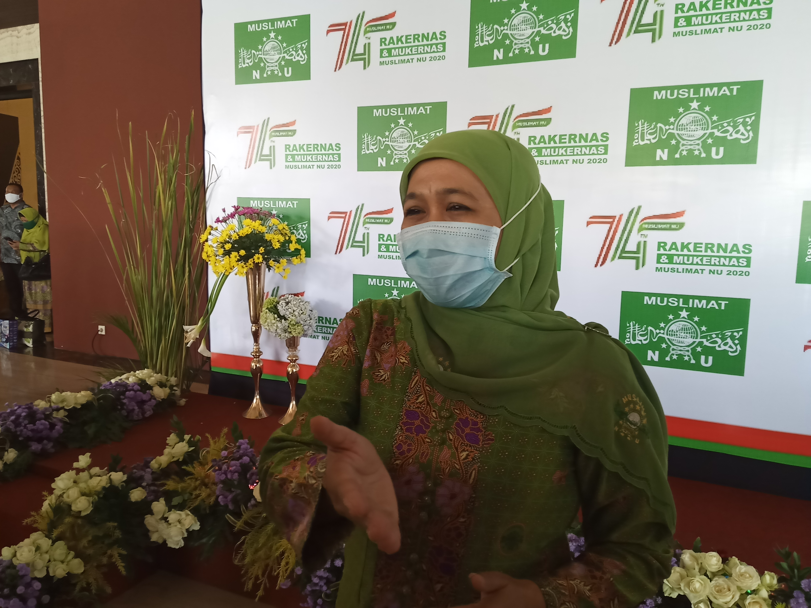 Ketua Umum Pimpinan Pusat Muslimat Nahdlatul Ulama (NU), Khofifah Indar Parawansa saat ditemui usai Rakernas Muslimat NU di Hotel Singhasari, Kota Batu (Foto: Lalu Theo/Ngopibareng.id) 