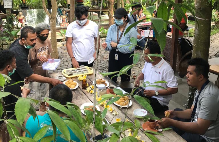 Sejumlah wisatawan yang berkunjung di salah satu home stay di Banyuwangi (foto:istimewa)