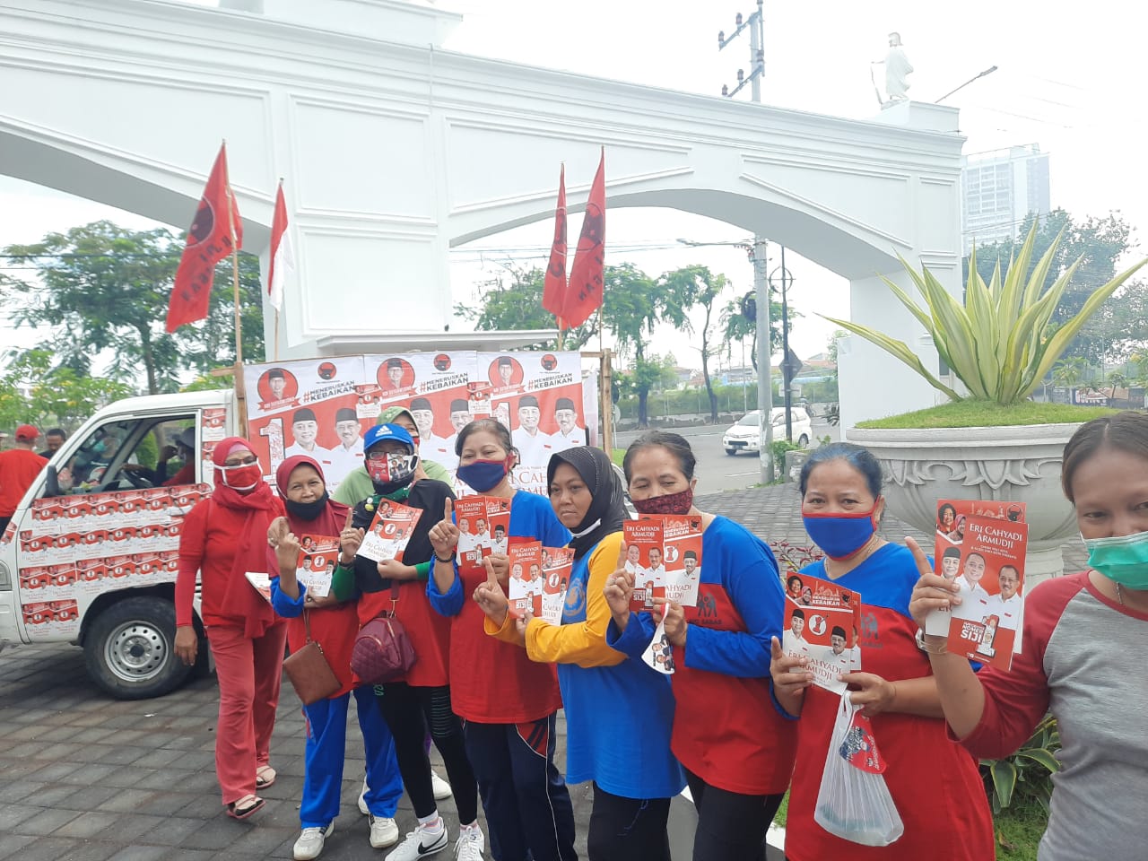 Armada kampanye keliling PDI Perjuangan Surabaya saat berkeliling di daerah Rungkut. (Foto: Alief Sambogo/Ngopibareng.id)