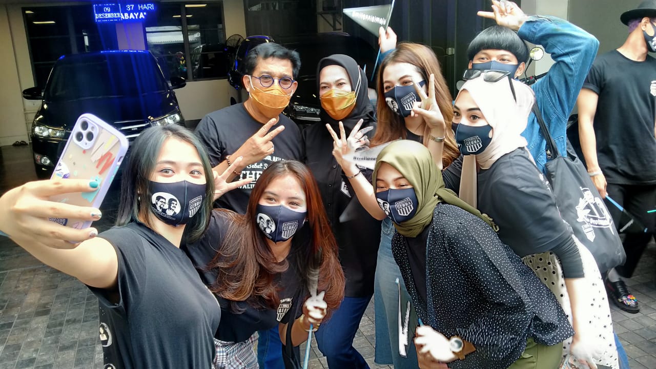 Cawali Surabaya, Machfud Arifin beserta istri menerima permintaan selfie influencer muda di kediamannya di Surabaya, Minggu 1 September 2020. (Foto: Fariz Yarbo/Ngopibareng.id)