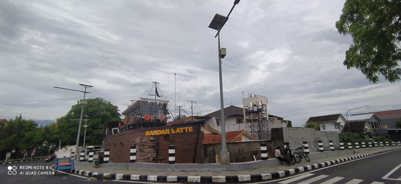 Cafe Bandar Latte terletak di lokasi yang eye cathing. (Foto: Fendhy Plesmana/ngopibareng.id)