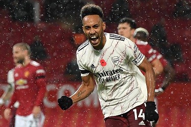 Selebrasi Pierre-Emerick Aubameyang usai menjebol gawang Manchester United lewat tendangan penalti. (Foto: Twitter @premierleague)