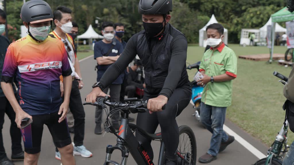 Bima Arya mencoba sepeda listrik Selis. (Foto: Istimewa)