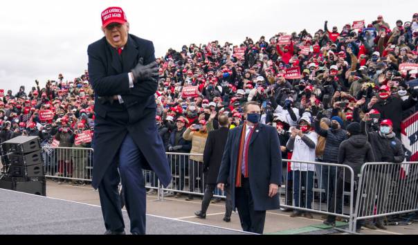 Presiden AS Donald Trump tampil dalam kampanye terakhir sebelum pemungutan suara. (Foto: newyorker)