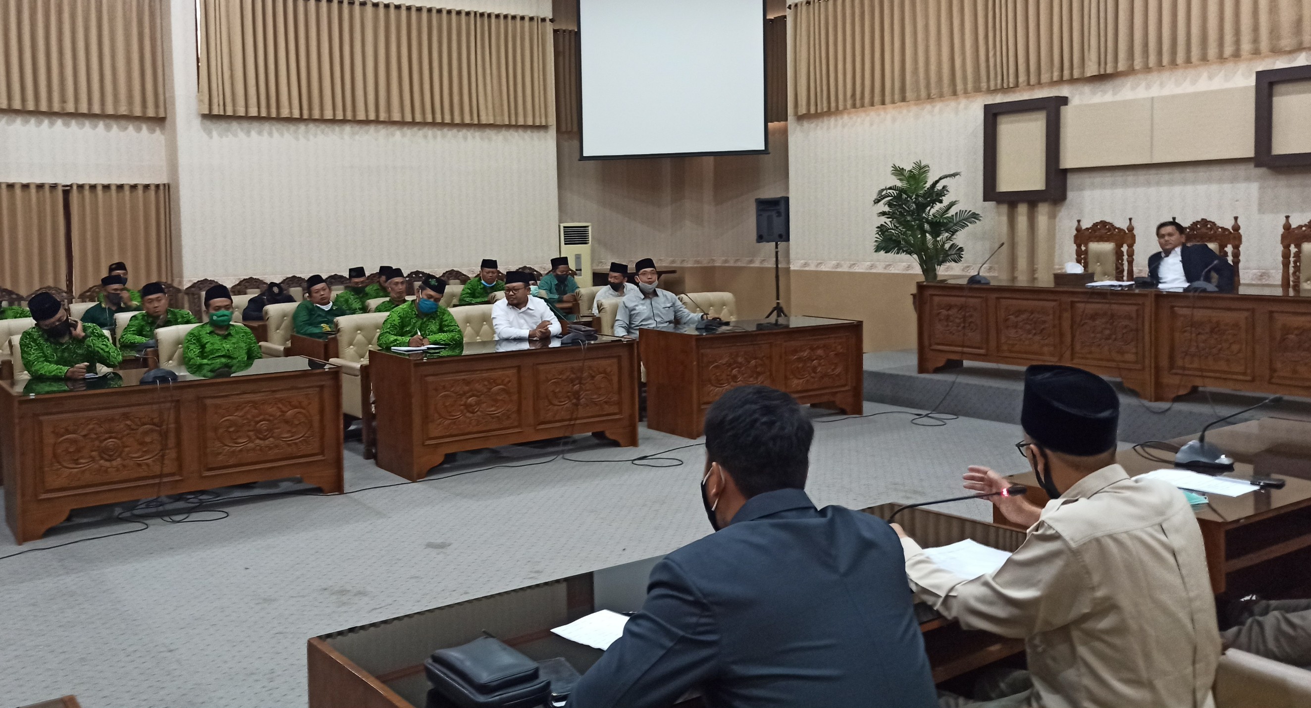 Para Kepala Sekolah di bawah naungan LP Ma'arif bertemu dengan komisi IV DPRD Banyuwangi. (Foto: Muh Hujaini/Ngopibareng.id)