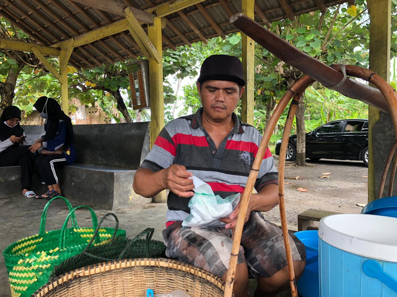 Pemilik usaha dawet ireng Wagiman. (Foto: Arif Afandi/Ngopibareng.id) 