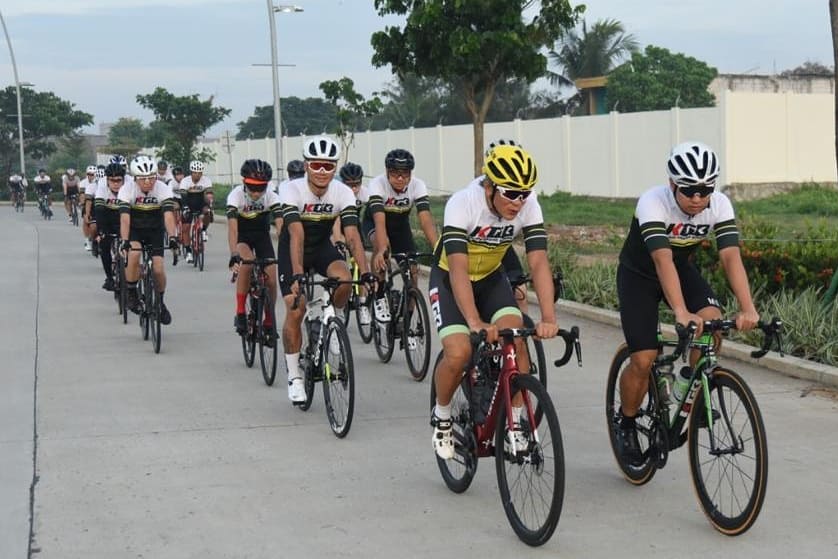 Hermansyah Handoko (helm kuning)  memimpin peloton KGB Cycling School. (Foto: Istimewa)