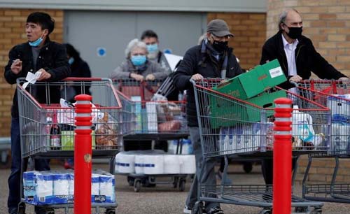 Masyarakat di Kota Watford, Inggris, berbondong-bondong belanja di super market sebelum diberlakukannya lockdown selama sebulan, mulai Kamis lusa. (Foto:Antara/Reuters)