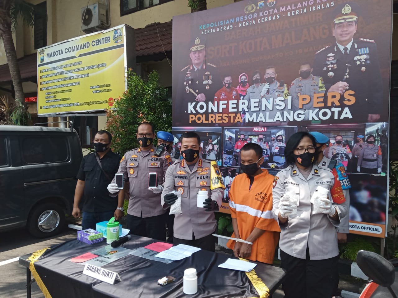 Kapolresta Malang Kota, Kombes Pol Leonardus Simarmata bersama jajarannya saat menunjukkan barang bukti ribuan butir pil double L di Mapolresta Malang Kota (Foto: Lalu Theo/ngopibareng.id)