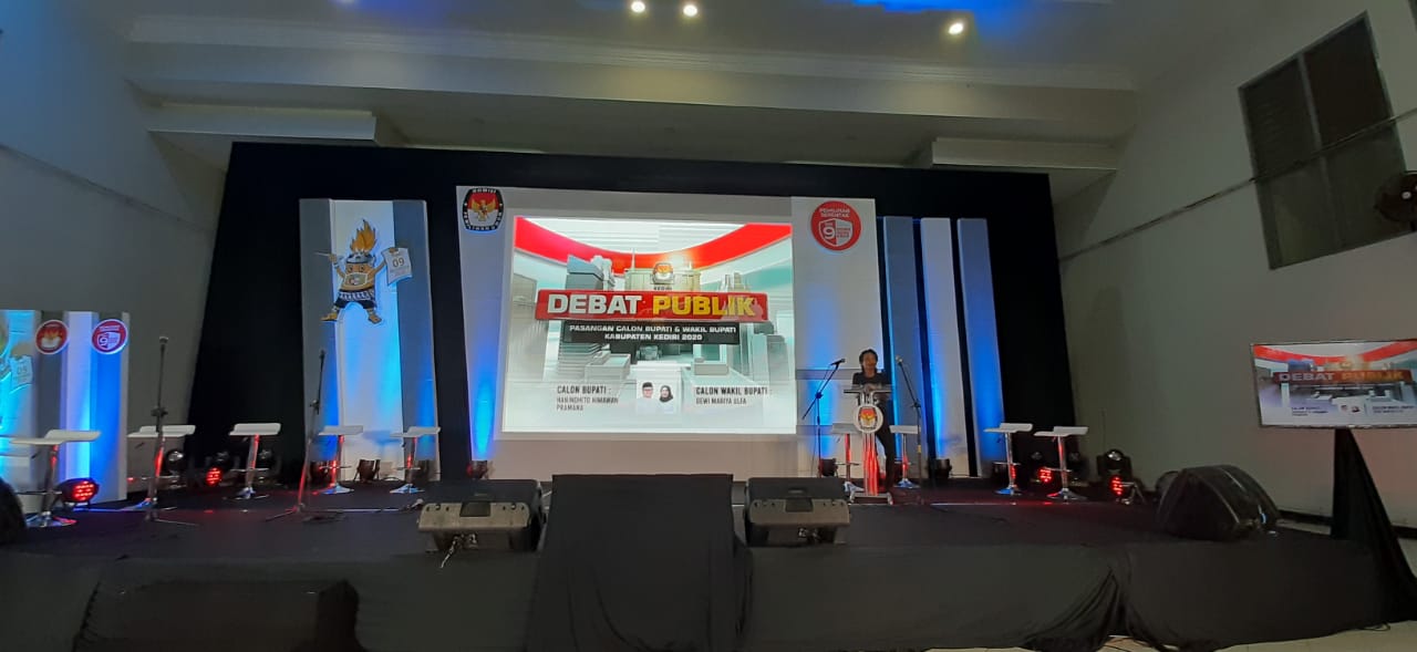 Persiapan jelang debat publik Pilwali Kediri 2020. (Foto: Fendhy Plesmana/Ngopibareng.id) 