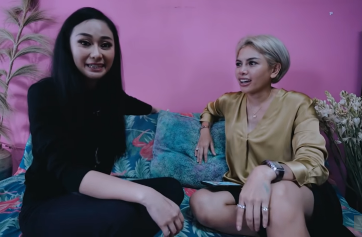 Selebgram ngaku geng kaya, Denise Chariesta menjadi bintang tamu di kanal YouTube Nikita Mirzani. (Foto: Tangkapan layar YouTube Crazy Nikmir REAL)