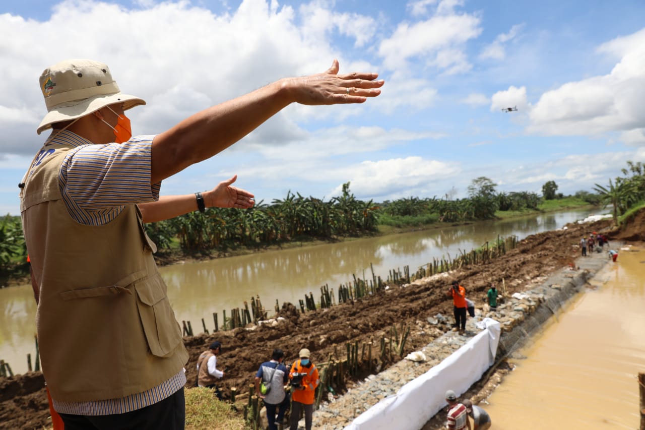 Gubernur Jawa Tengah Ganjar Pranowo melihat proses penutupan tanggul Sungai Telomoyo. di Desa Madurejo, Kebumen yang jebol dan membuat wilayah Desa Madurejo dan sejumlah desa lainnya tergenang banjir, pada Selasa 3 November 2020. (Foto: Dok. Pemprov Jateng)