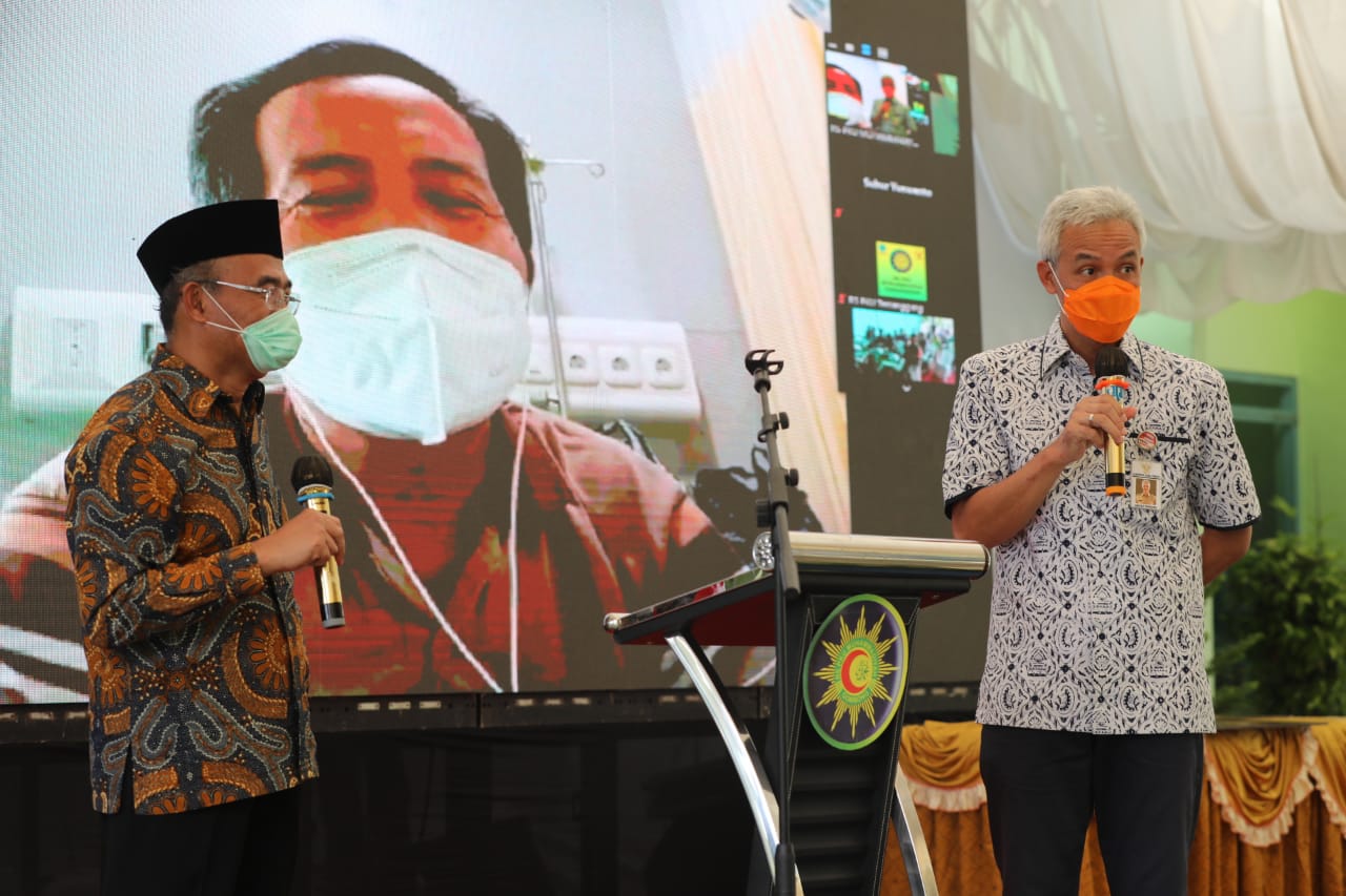 Peresmian gedung isolasi Covid-19 RS PKU Muhammadiyah Gombong dilakukan langsung oleh Menko PMK, Muhadjir Effendy dan Menkes Terawan Agus Putranto. Hadir pula dalam acara itu, Gubernur Jawa Tengah, Ganjar Pranowo, Bupati Kebumen dan jajaran forkompimda. (Foto: Dok. Pemprov Jateng)