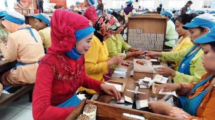 Aktivitas industri rokok di Pasuruan. (Foto: Istimewa)