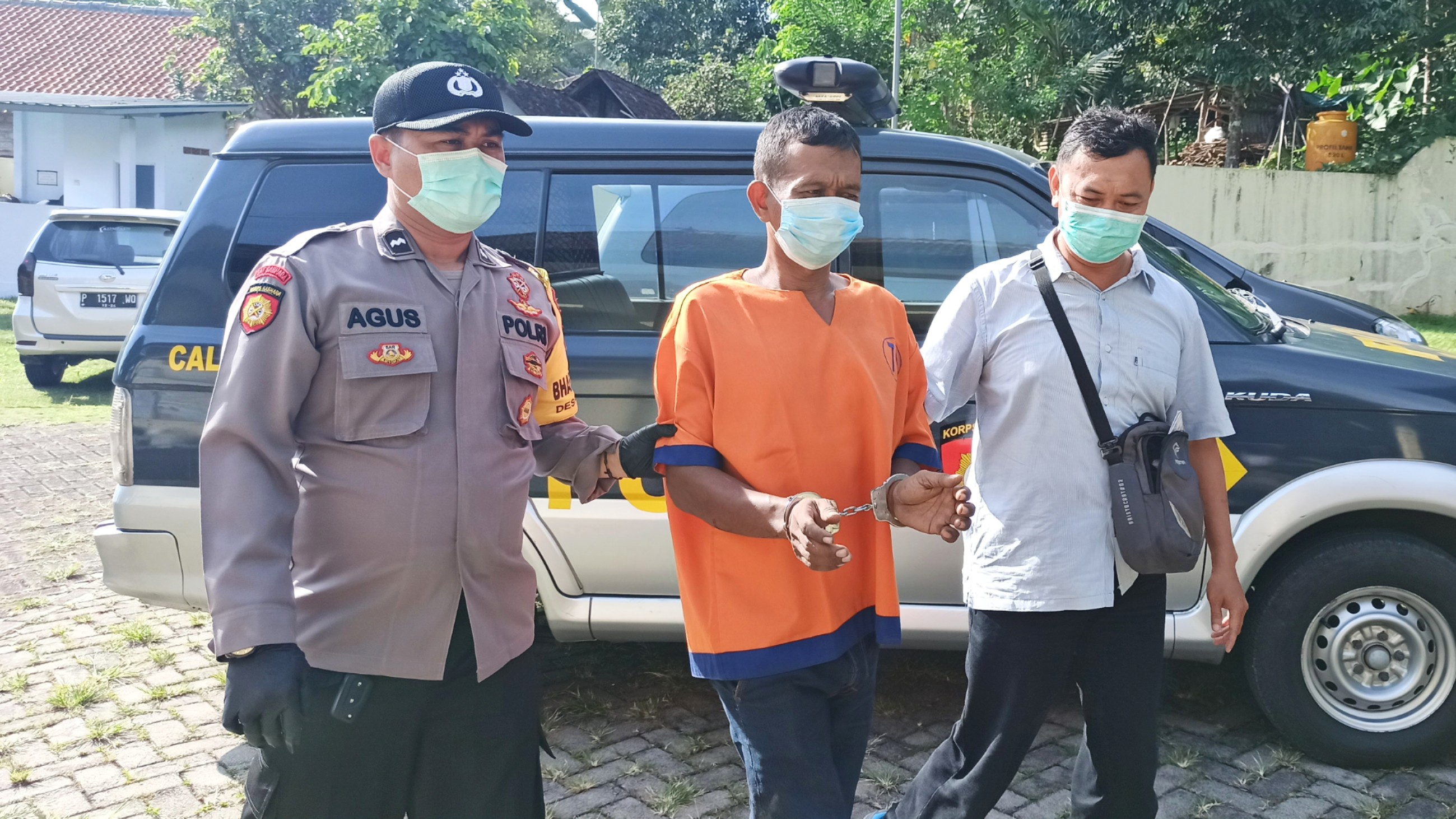 Tersangka pelaku persetubuhan di bawah umur diamankan petugas (foto: Muh Hujaini/Ngopibareng.id)