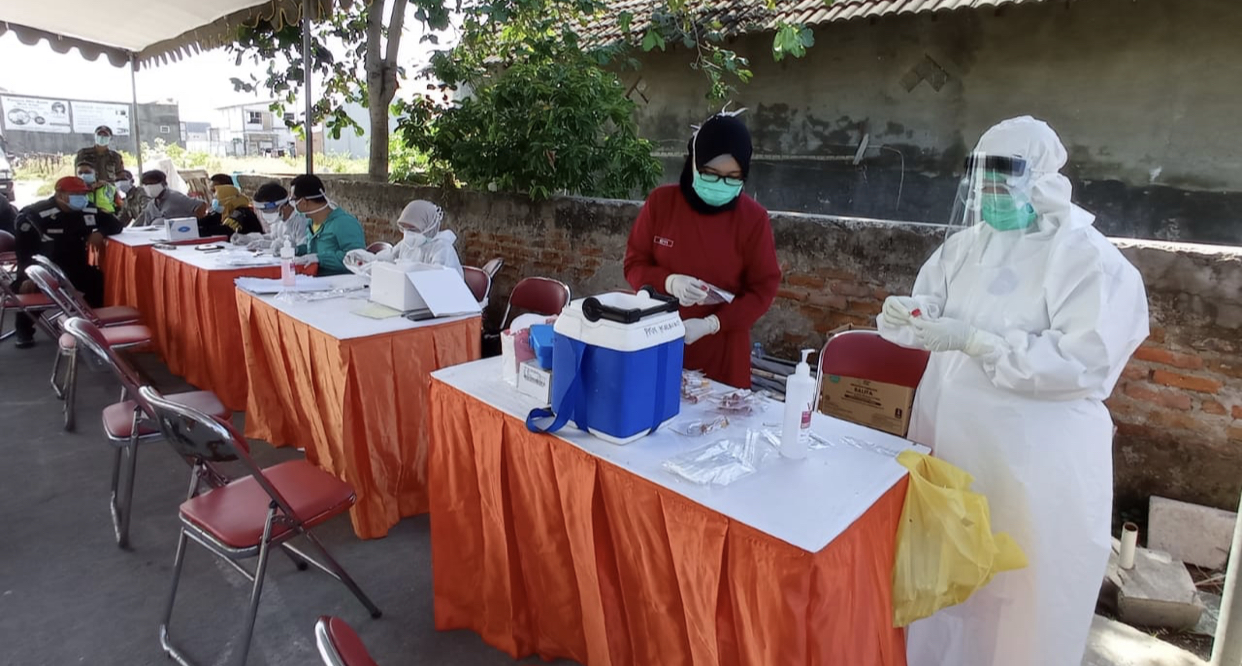 Tim Swab Hunter ketika gelar tes swab di Kecamatan Gunung Anyar, pada Rabu, 4 November 2020 (Foto: Andhi Dwi/Ngopibareng.id)