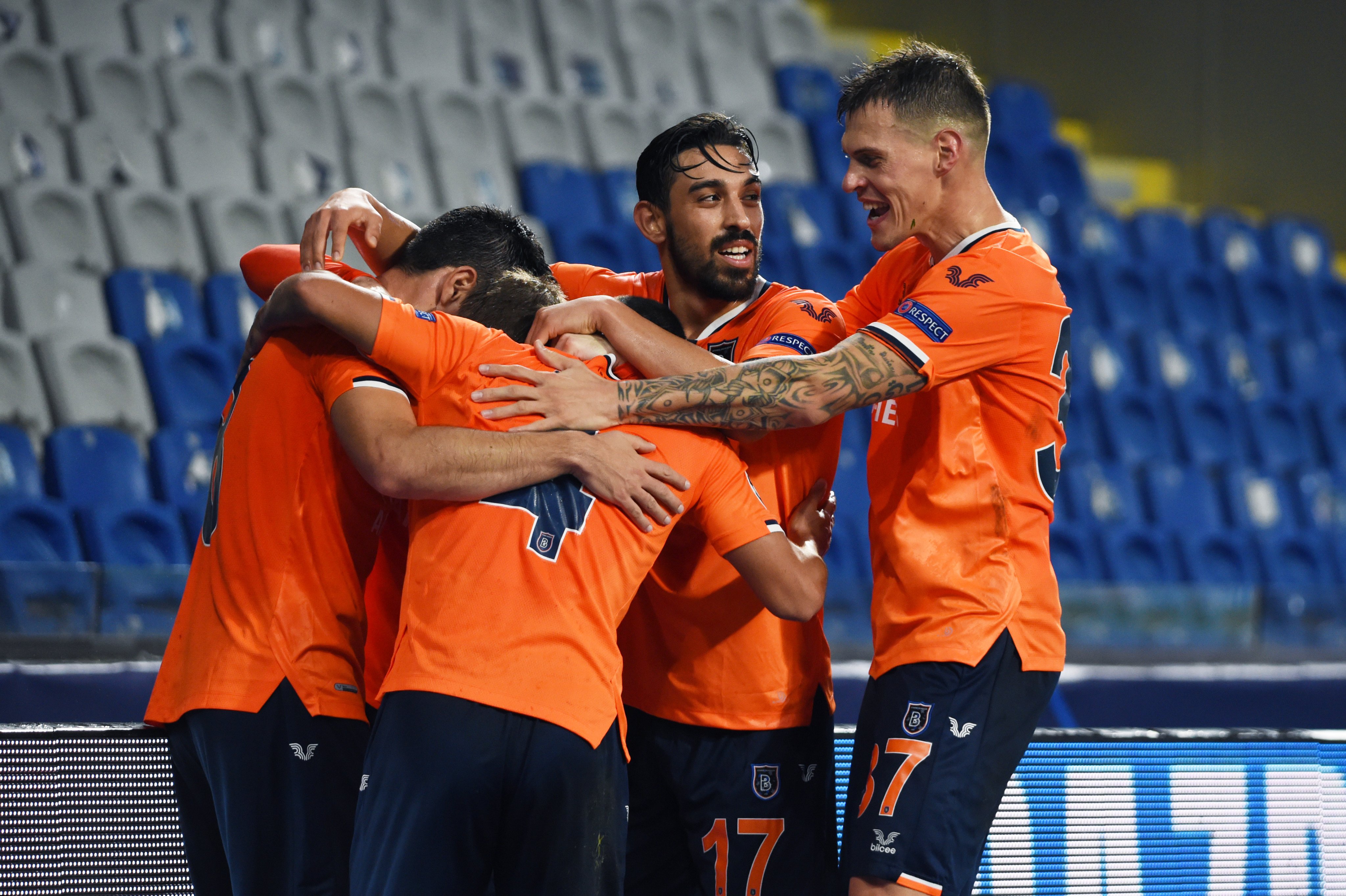 Para pemain Istanbul Basaksehir merayakan kemenangan atas MU. (Foto: Twitter/@ibfk2014) 