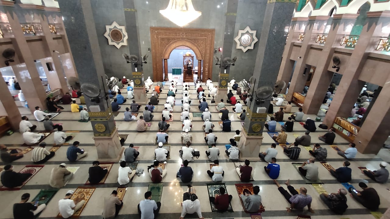 Salat berjamaah dalam masa pandemi Covid-19, jaga jarak. (Foto: Istimewa)