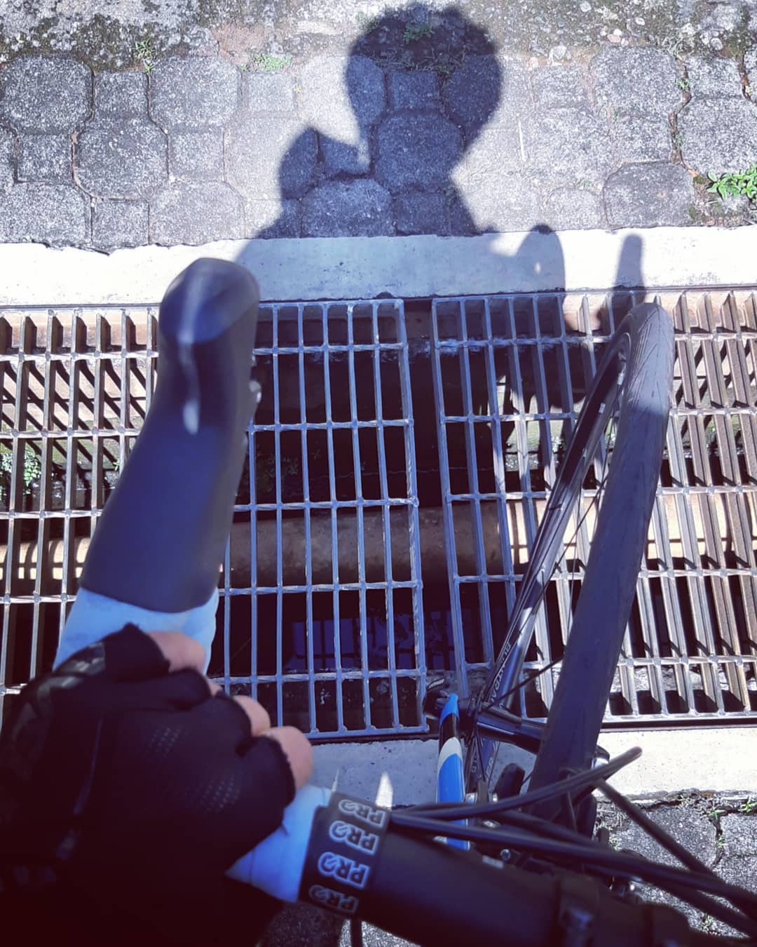 Posisikan kedua tangan selalu di handlebar. (Foto: Xtoredy)
