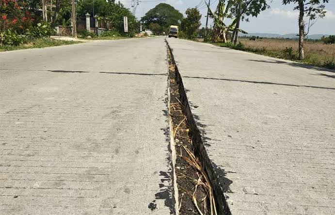 Ilustrasi sambungan beton yang menganga lebar. Sambungan ini membahayakan saat gowes. (Foto: Xtoredy)