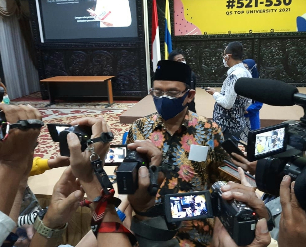 Rektor Unair Prof Nasih saat diwawancarai media.(Foto: Pita Sari/Ngopibareng.id)