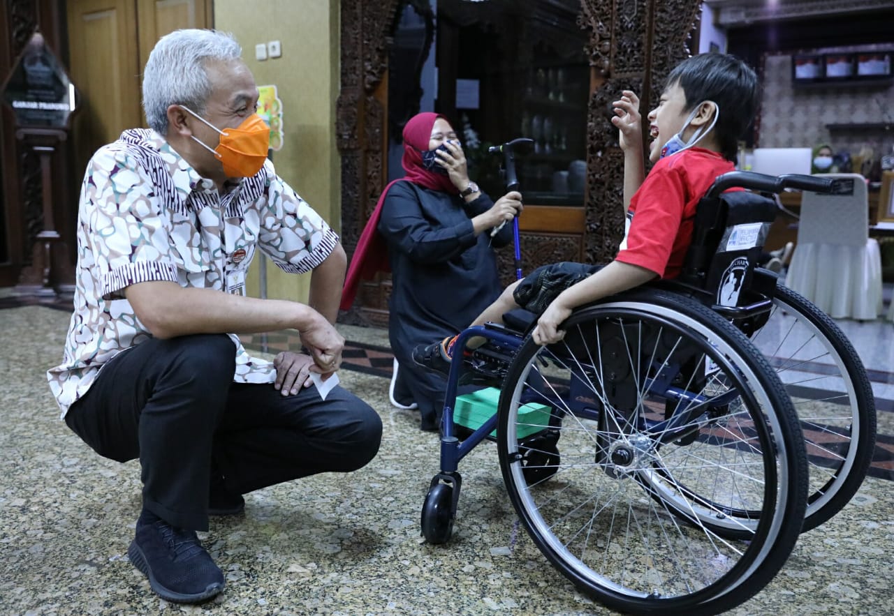 Ganjar Pranowo saat berbincang dengan penderita Cerebral Palsy. (Foto: Ist/Ngopibareng.id)