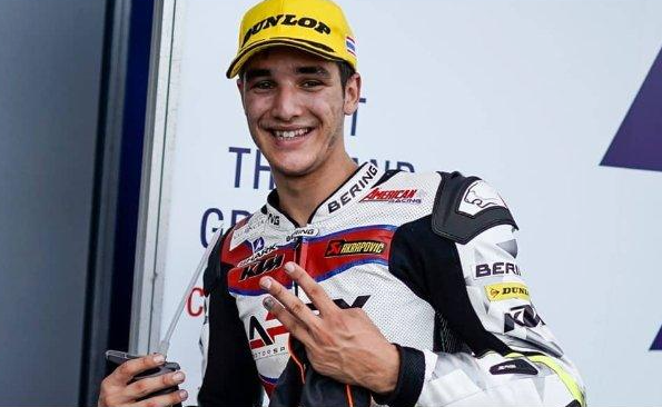 Pembalap Red Bull KTM Tech3, Iker Lecuona, harus menjalani karantina selama 10 hari meski hasil tes menunjukkan negatif Covid-19. (Foto: Twitter @motoGP)