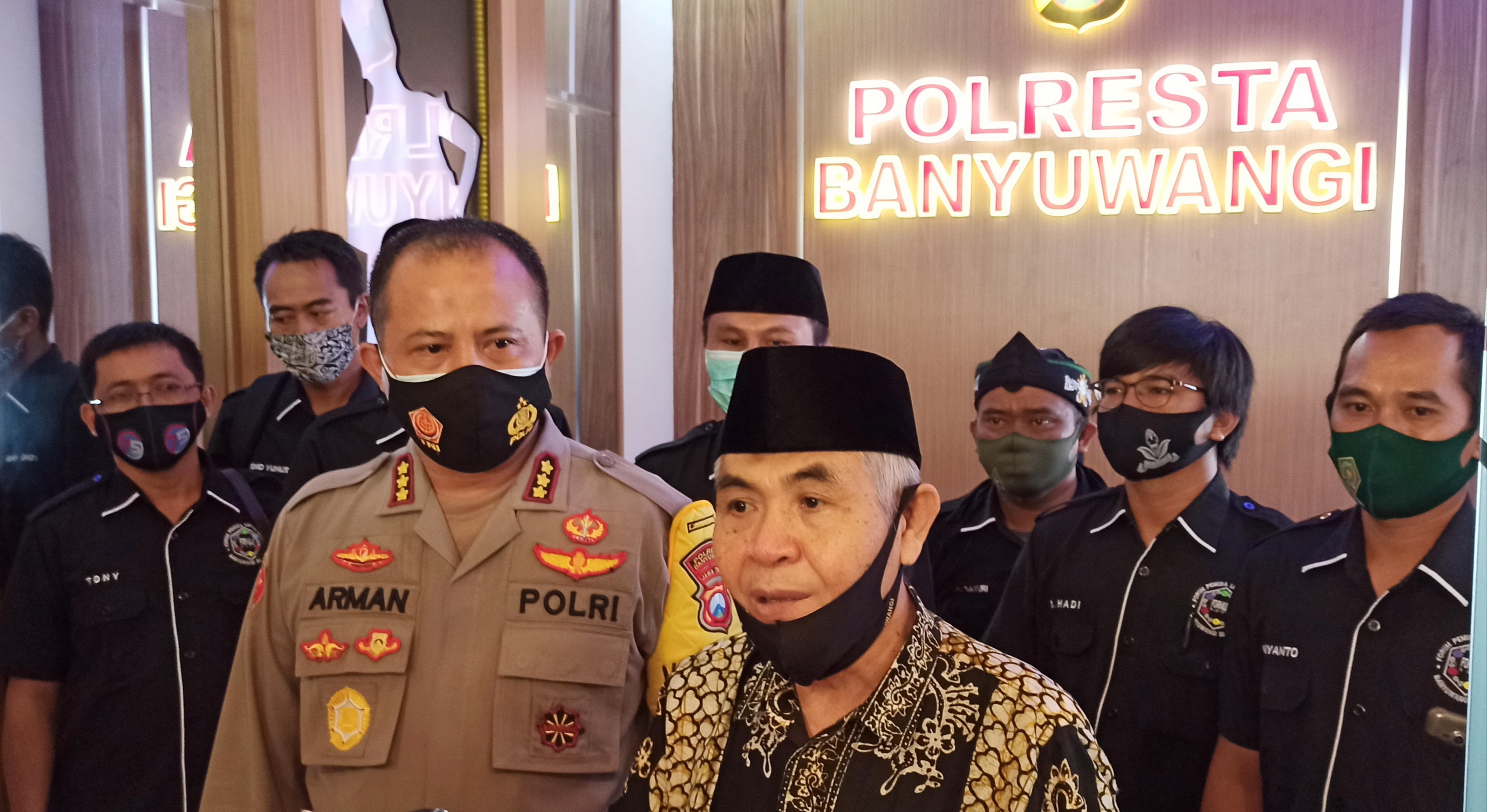 Kapolresta Banyuwangi Kombespol Arman Asmara Syarifuddin, Ketua MUI Banyuwangi KH M Yamin, dan forum pemuda lintas agama Banyuwangi. (Foto: Muh Hujaini/Ngopibareng.id)