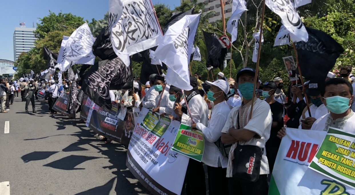 Ratusan massa demo bela Nabi Muhammad di depan Gedung Grahadi, pada Jumat, 6 November 2020 (Foto: Andhi Dwi/Ngopibareng.id)