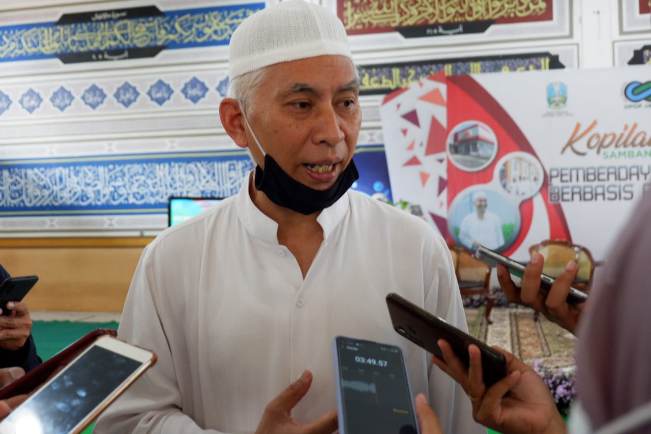 Pengasuh Ponpes Bachrul Maghfiroh, Mohammad Bisri saat ditemui usai Road Show One Pesantren One Product. (Foto: Lalu Theo/Ngopibareng.id) 