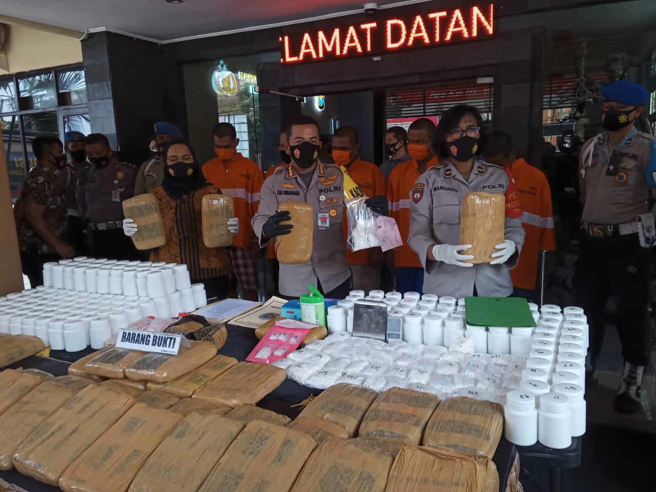 Polresta Malang Kota saat memperlihatkan barang bukti ganja yang disegel menggunakan lakban (Foto: Lalu Theo/ngopibareng.id)