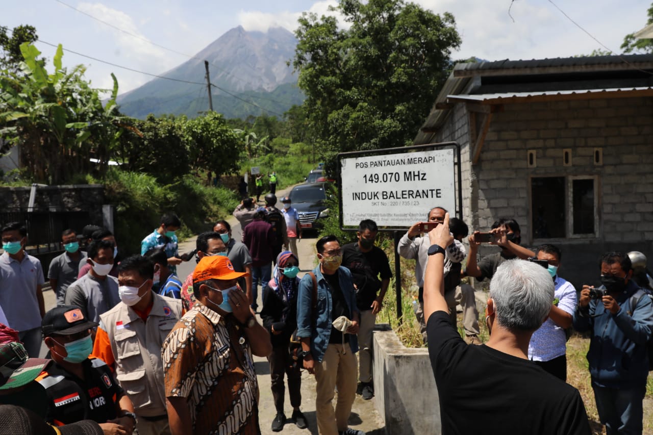 Ganjar Pranowo saat berada di desa tertinggi di Gunung Merapi. (Foto: Ist/Ngopibareng.id)