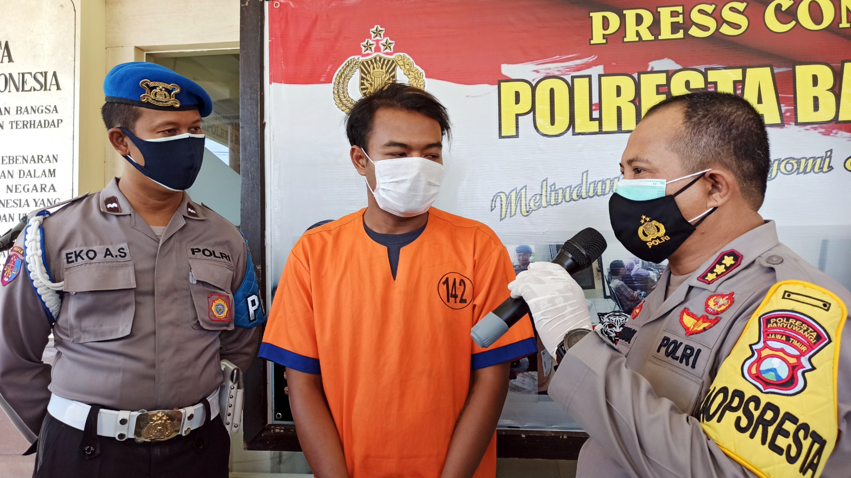 Kapolresta Banyuwangi Kombespol Arman Asmara Syarifuddin menginterogasi pelaku pencurian di rumah pengaduk sebuah ponpes di Banyuwangi (foto:Muh Hujaini/Ngopibareng.id)