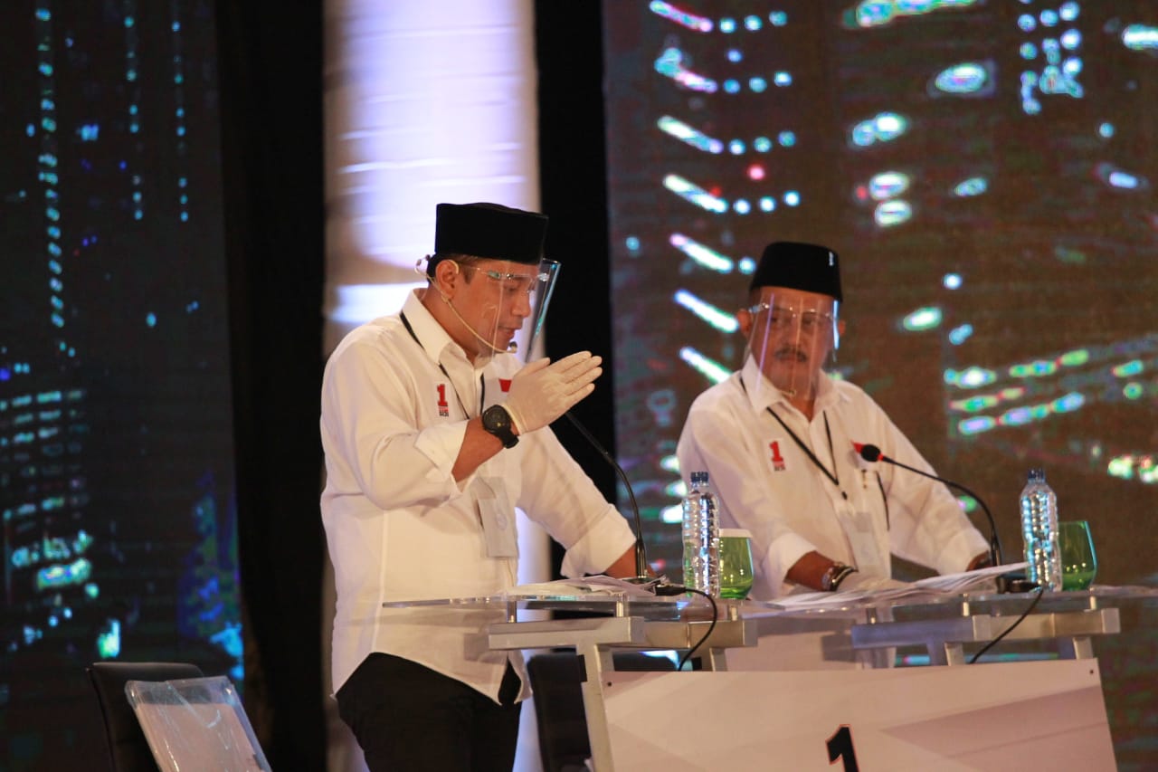 Pasangan Eri Cahyadi - Armudi ketika debat. (Foto: PDI Perjuangan)