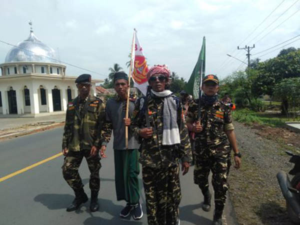 Aksi jalan kaki, sebelumnya pernah dilakukan salah seorang anggota Barisan Ansor Serbaguna (Banser) Musi Rawas Utara Sumatera Maskun Arif Hidayat, jalan kaki. (Foto: Istimewa)