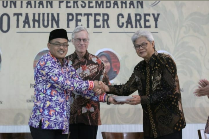 Prof. Dr. Hermanu Joebagio, M.Pd (kanan), Pakar Sejarah Islam Nusantara dari UNS, bersama Sejarawan Peter Carey. (Foto: komuitas PBK))