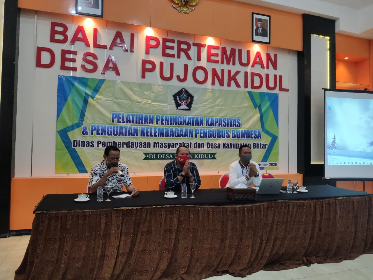 Pelatihan Peningkatan Kapasitas dan Penguatan Kelembagaan Pengurus BUMDes, dengan pemateri Dosen LPK Universitas Merdeka Malang (kanan), Kepala Dinas Pemberdayaan Masyarakat Desa Drs Mujianto (tengah), dan anggota dewan Mahfud. (Foto: Choirul Anam)