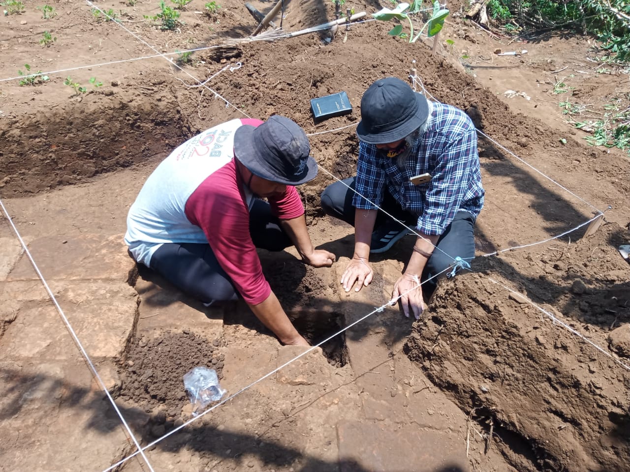 Proses ekskavasi Situs Langlang oleh Tim BPCB Trowulan Jatim di Desa Langlang, Singosari, Kabupaten Malang (Foto: Lalu Theo/ngopibareng.id)