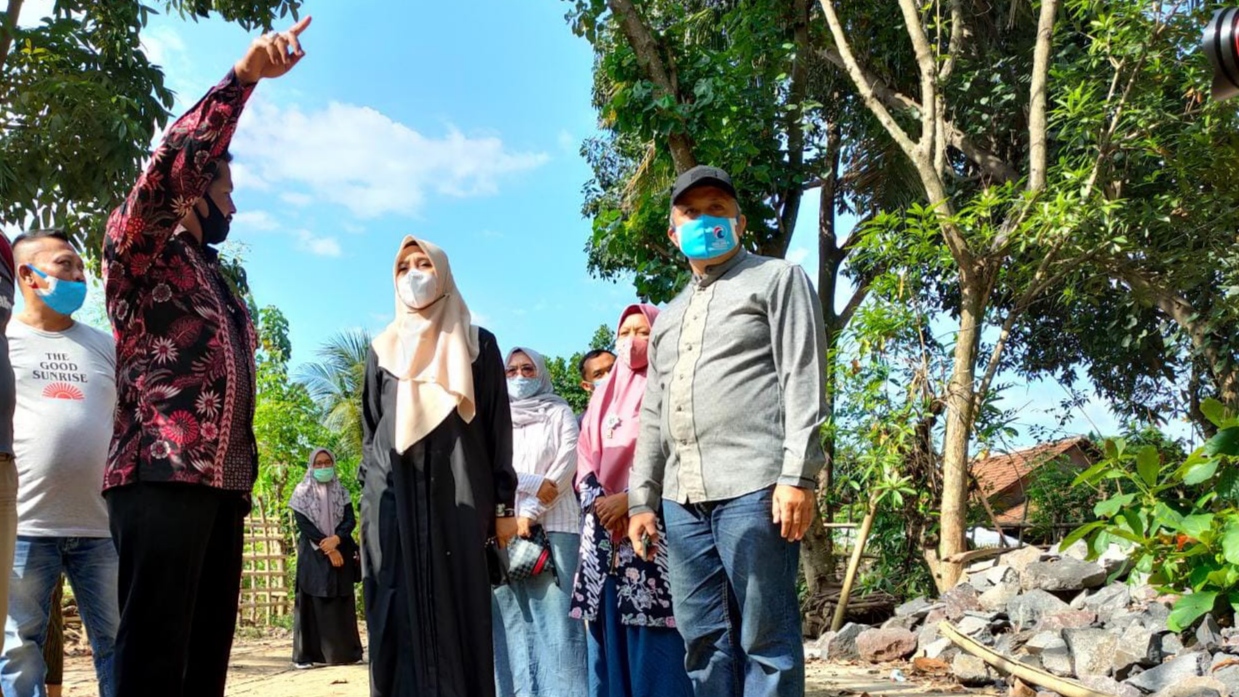 Ipuk melihat salah satu ruas jalan di wilayah Kelurahan Sumberejo, Banyuwangi (foto:istimewa)