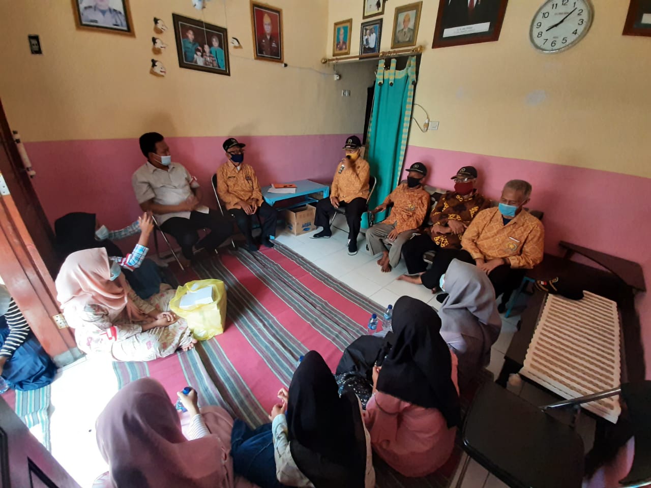 Suasana berbagi cerita perjuangan para veteran bersama anak panti Asuhan. (Foto: Istimewa)