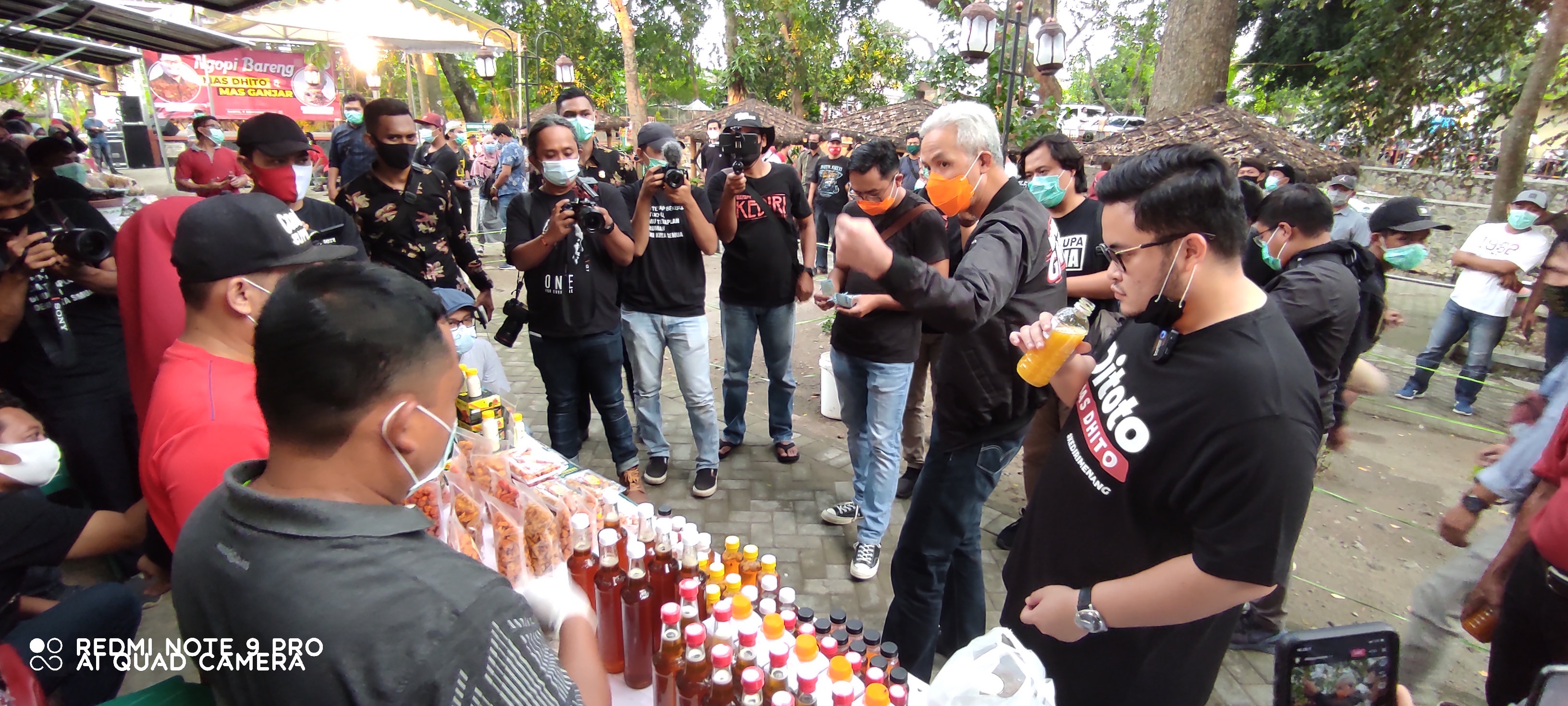 Gubernur Jawa Tengah, Ganjar Pranowo didampingi calon Bupati Kediri Hanindhito saat mengunjungi UMKM di Kediri, Sabtu, 7 November 2020. (Foto: Fendi/Ngopibareng.id)