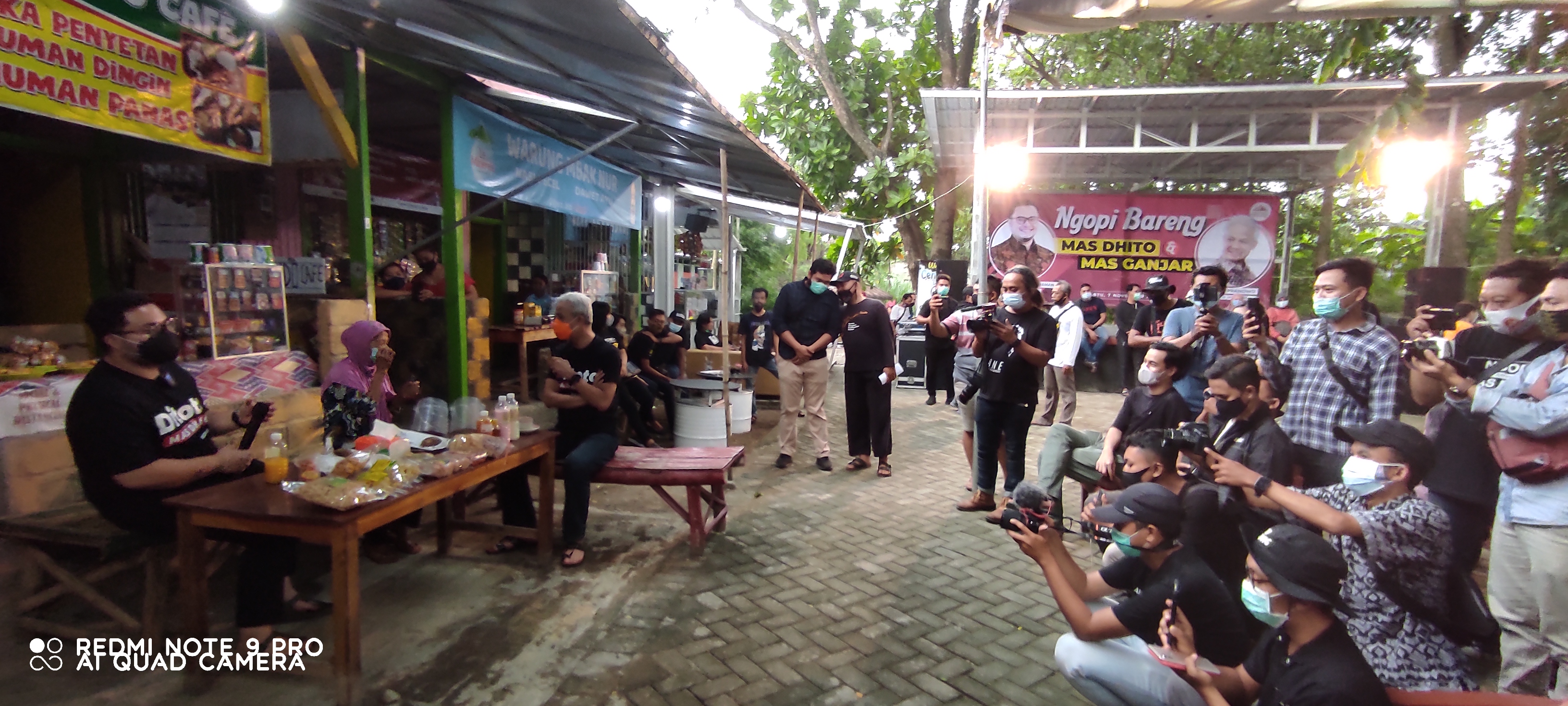 Gubernur Jateng, Ganjar Pranowo didampingi Calon Bupati Kediri, Hanindhito saat mengunjungi sentra UMKM di Desa Sumber Paron, Kediri. (Foto: Fendi/Ngopibareng.id)