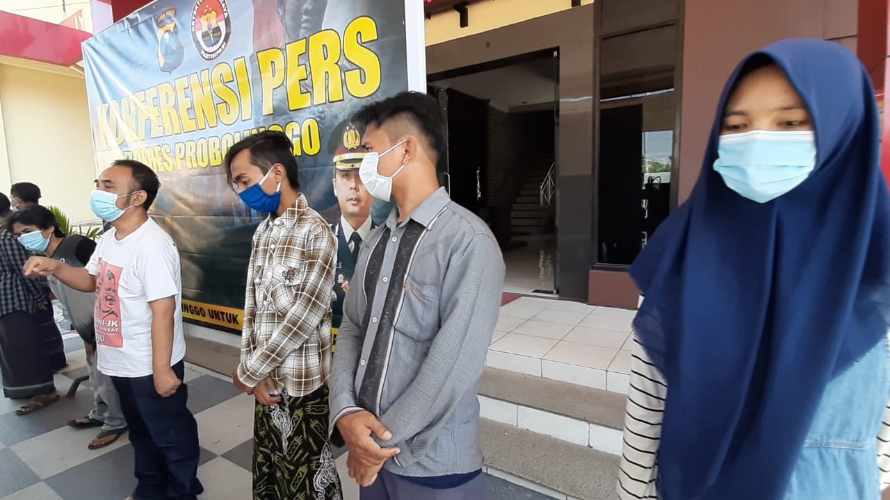 Di antara pelaku penyebar video hoax terkait jenazah Covid-19 di Kabupaten Probolinggo. (Foto: Ikhsan Mahmudi/Ngopibareng.id)