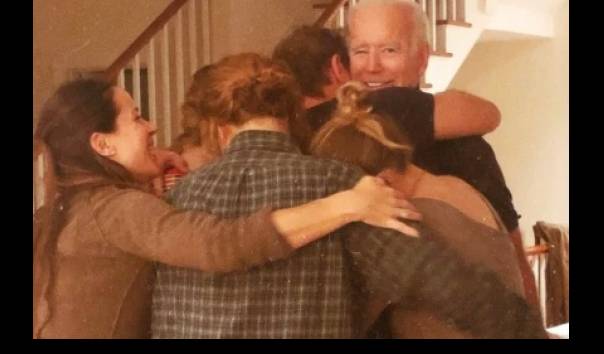 Joe Biden bahagia mendapat ucapan selamat dari sang cucu. (Foto: Istimewa)
