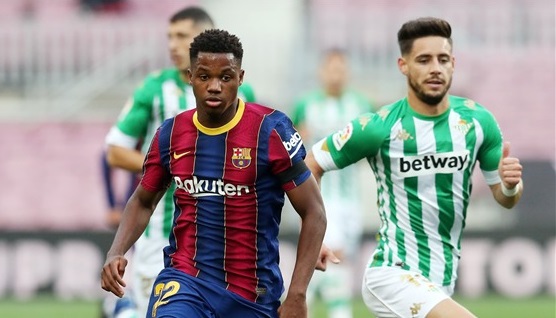 Ansu Fati mengalami cedera parah setelah menerima tekel keras dari pemain Real Betis Aissa Mendi. (Foto: Twitter/@FCBarcelona)