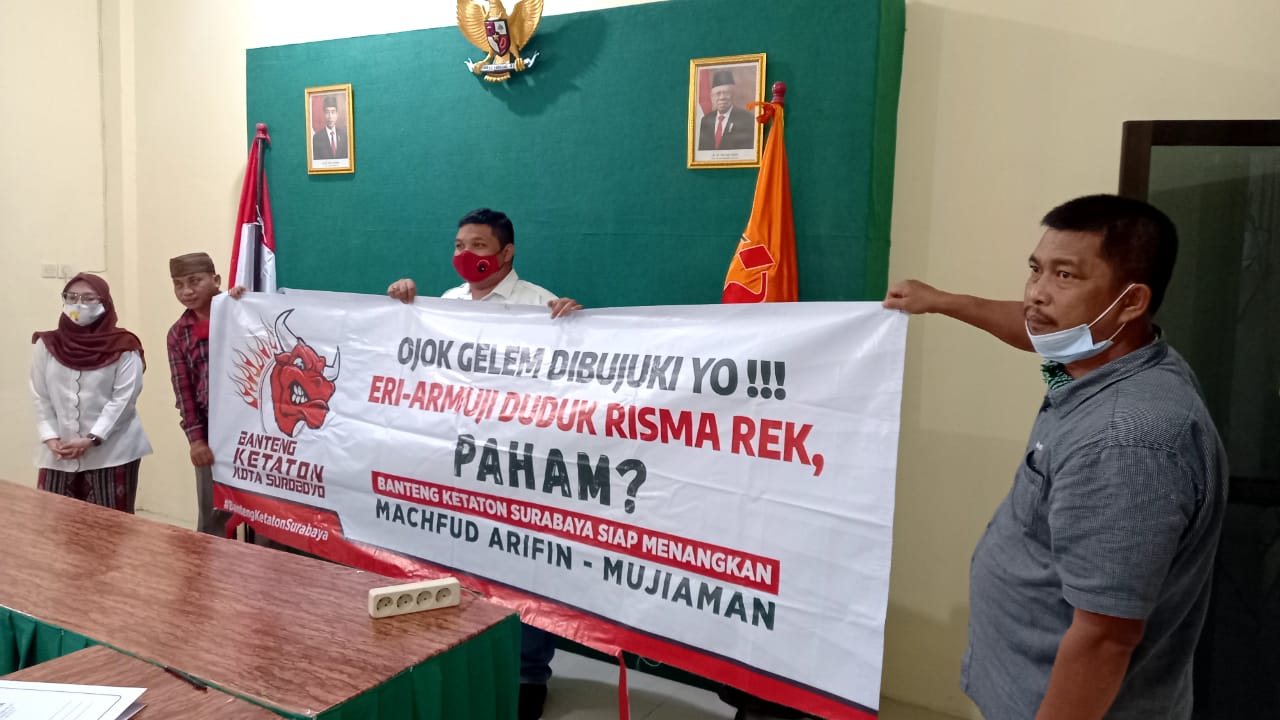 Pelaporan dan penyampaian spanduk adu domba ke Bawaslu. (Foto: PDI Perjuangan)