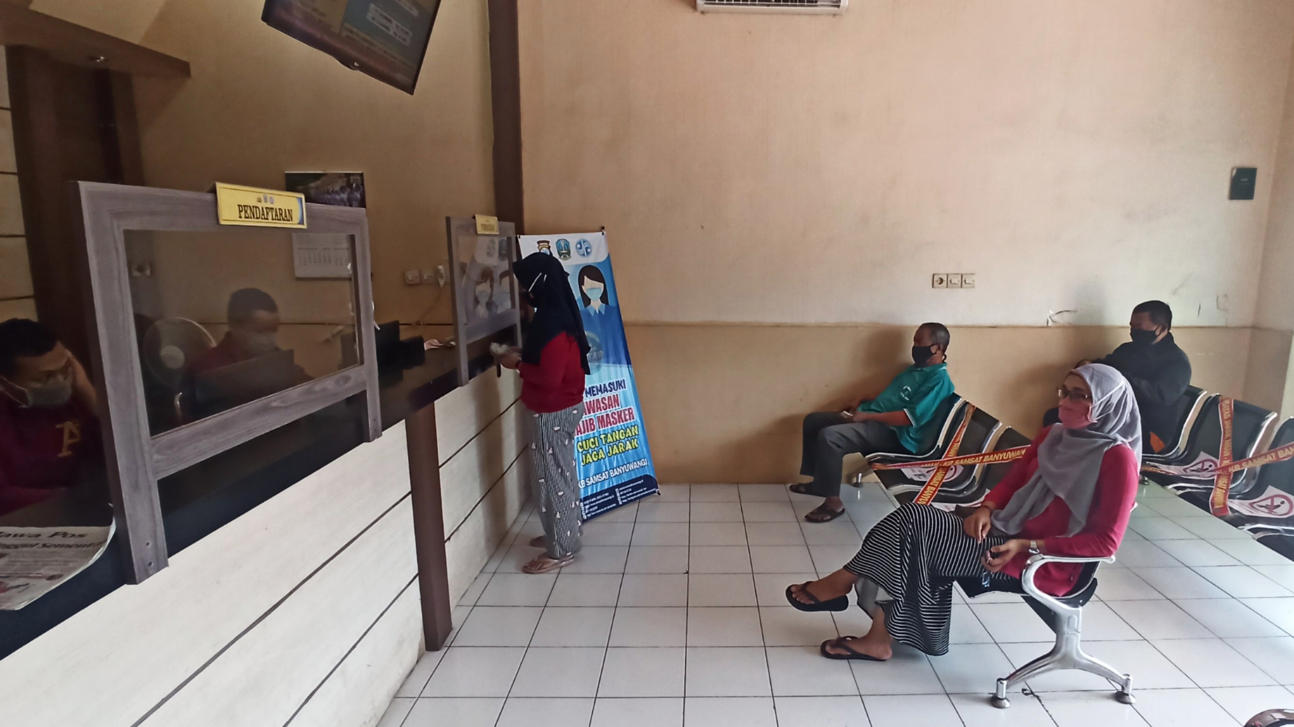 Penerapan protokol 3M di Kantor Pelayanan Samsat Payment Point di Jalan Jenderal Sudirman Banyuwangi. (Foto: Muh. Hujaini/Ngopibareng.id)