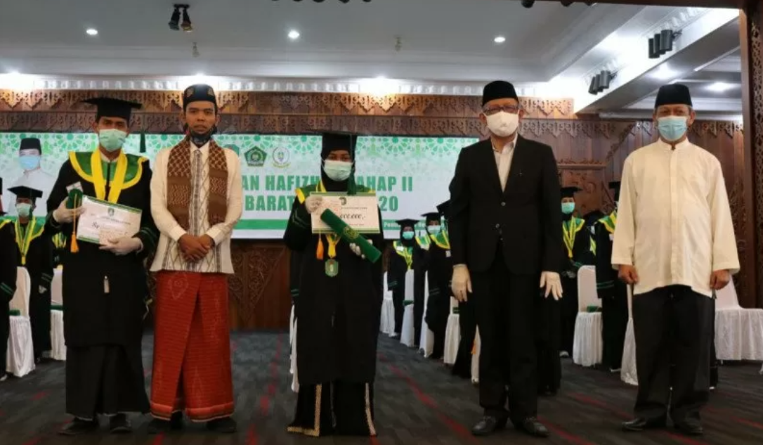 Ustaz Abdul Somad wisuda puluhan penghafal Al Quran. (antaranews)