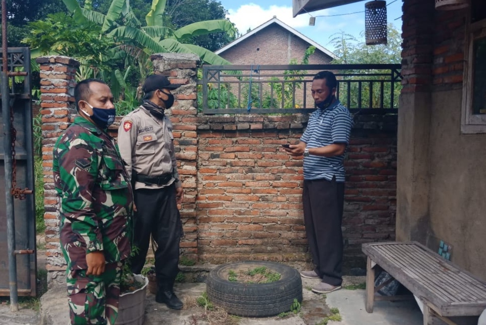 Petugas mengecek lokasi gantung diri kakek Winarno. (Foto: Istimewa)