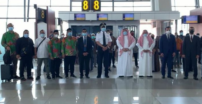 Keberangkatan jemaah umrah perdana asal Indonesia di masa pandemi, melalui Bandara Internasional Soekarno-Hatta, Tangerang, Banten, Minggu 1 November 2020. (Foto: Dok. Amphuri)